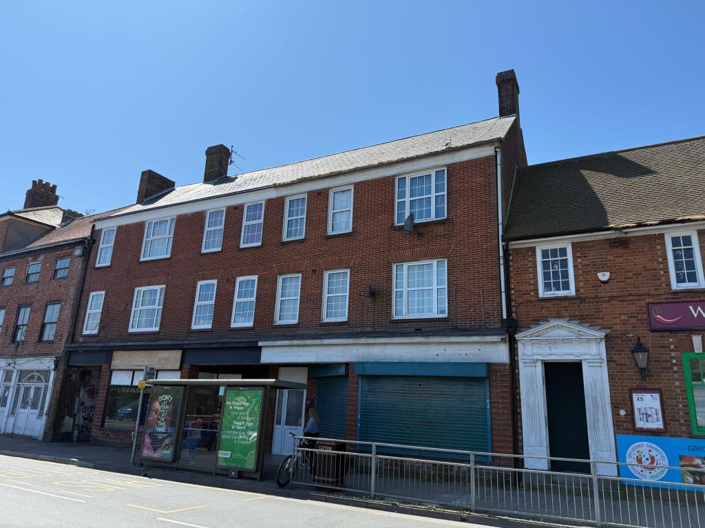 Lot: 87 - MIXED USE COMMERCIAL/RESIDENTIAL BUILDING IN THE TOWN CENTRE - Vacant commercial premises with two tenanted flats above
